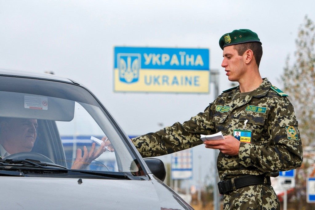 МИД Украины объяснил запрет поездок в Россию по внутренним паспортам